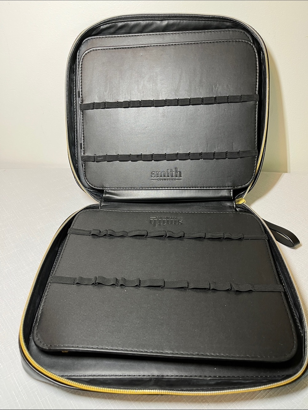 New SMITH COSMETICS Black Smithfolio Classic brush makeup case
embossed logo
NEW